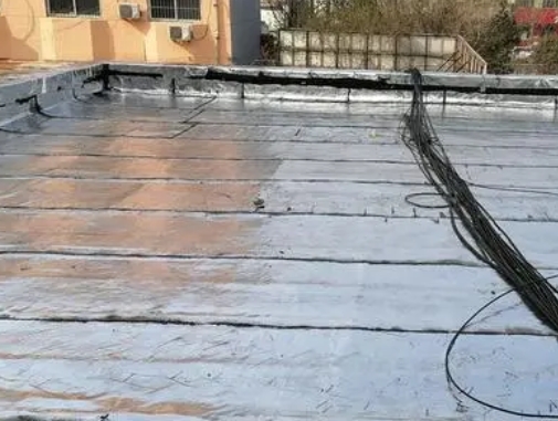 广宗卫生间漏水维修公司分享下广宗屋面楼顶防水刚性防水层施工要点。